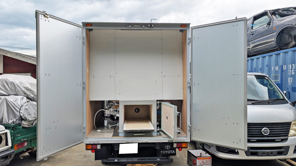 トラック型ペット火葬車