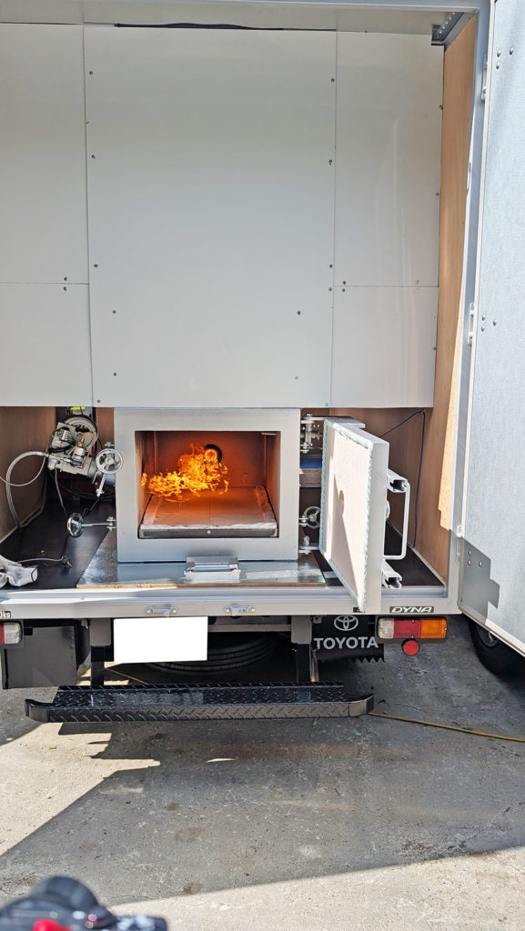 ダブルバーナー点火時のペット火葬炉